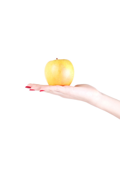 Обрезанный вид женской руки, держащей яблоко
 - Фото, изображение