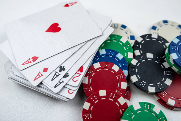 различные игральные карты и фишки для покера изолированы на белом фоне. Концепция игры - Фото, изображение