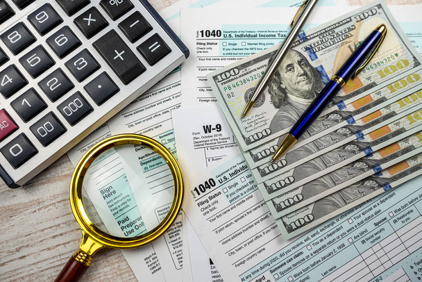 2022 blank 1040 tax form with us dollar magnifying glass. Paperwork, financial concept deadline - Foto, imagen