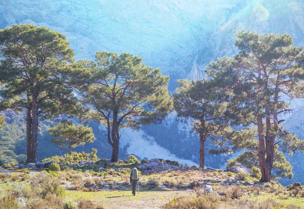 Красивые природные пейзажи в горах Турции. Ликийский путь известен среди туристов. - Фото, изображение