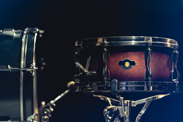 Snare drum op een wazige donkere achtergrond, onderdeel van een drumkit. - Foto, afbeelding