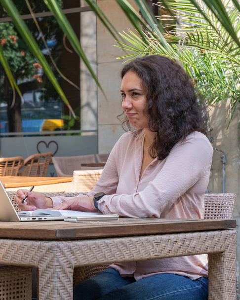 Молодая деловая женщина работает с ноутбуком в кафе. Разочарование, разочарование. Выраженная эмоция на лице - Фото, изображение