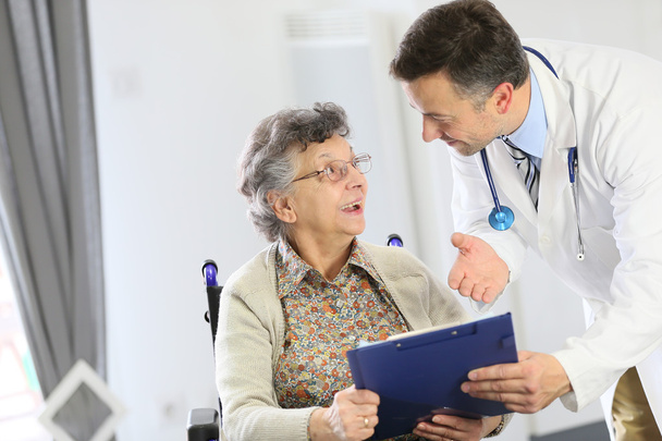 Doctor in nursing home - Foto, imagen