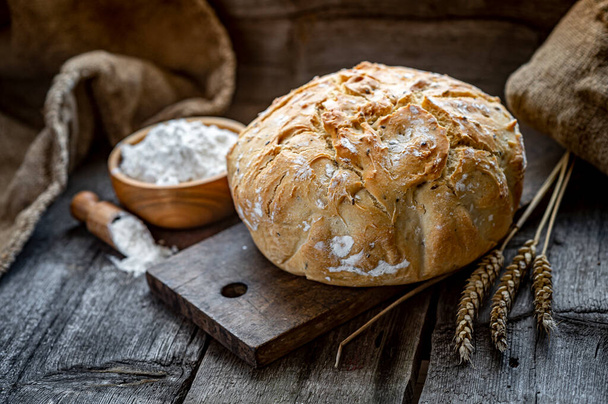 Fresh homemade bread on a wooden table. Healthly food. Baking bread in a bakery according to an old recipe. - Foto, Imagem