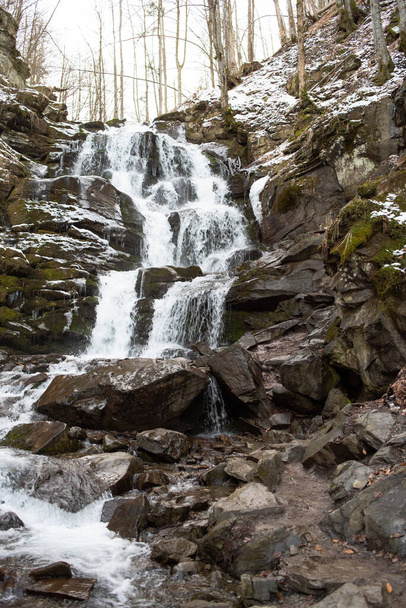 Winter-Wasserfall im Naturpark - Foto, Bild