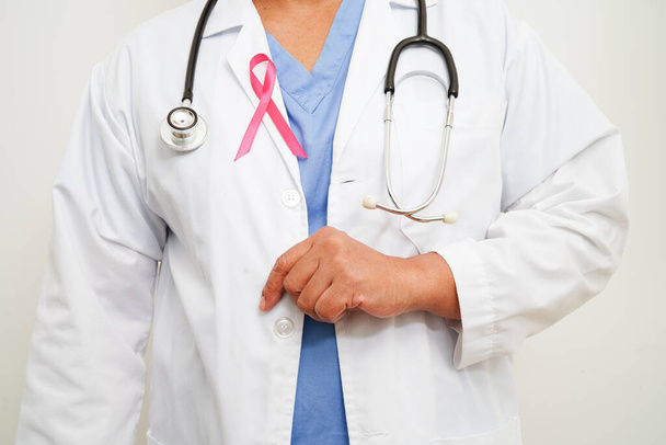 Médico asiático con cinta rosa, Día Mundial del Cáncer de Mama en octubre. - Foto, Imagen