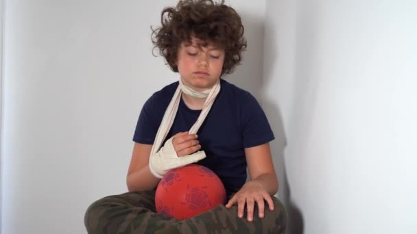 chłopiec dziecko 8 lat dziecko łamie przez złamanie palca prawej ręki i nosi sztywny plaster bandaż leczyć złamanie - styl życia w mieszkaniu po typowych urazów z dzieciństwa - Materiał filmowy, wideo