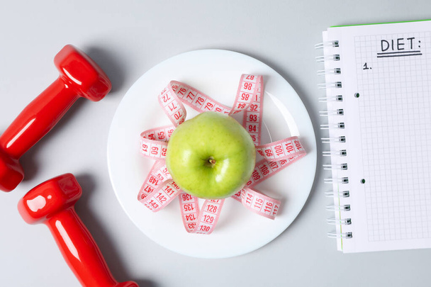 Dieet en gewichtsverlies, gezonde levensstijl, samenstelling met meetlint - Foto, afbeelding