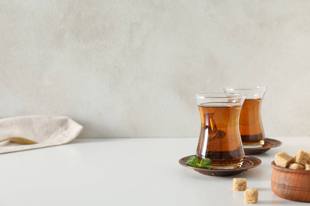 Concepto de bebida caliente tradicional turca elaborada, té turco, espacio para el texto - Foto, imagen