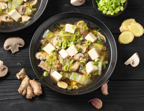 Zupa tofu z kapusty z grzybami i wiosenną cebulą - Zdjęcie, obraz