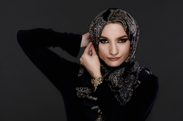 Piękna kobieta Arabska Abaya sobie - Zdjęcie, obraz