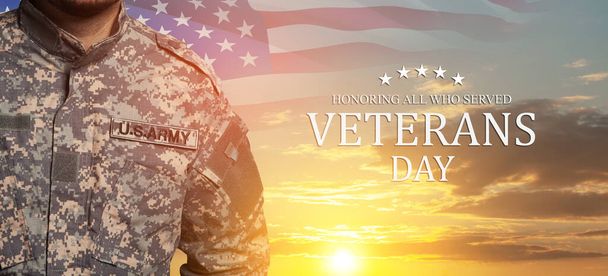 USA soldier in uniform on sunset sky background with USA flag and Text. Memorial Day or Veterans day concept. - Фото, зображення