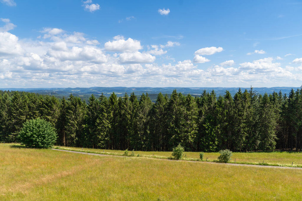Krajina v Schombergu v Sauerlandu. Příroda s lesy a turistickými stezkami v blízkosti Sundernu na Lennegebirge. - Fotografie, Obrázek