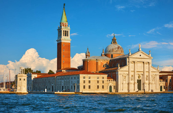 Adadaki panoramik manzara ve San Giorgio Maggiore Bazilikası. Venedik İtalya. Adriyatik Denizi üzerinde gün batımı. Saint Mark Meydanı 'ndan Venezuela' nın ünlü konumu - Fotoğraf, Görsel