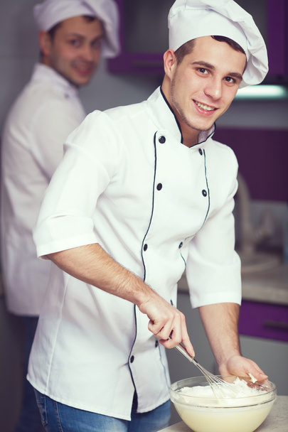 Dessert koken concept. Portret van een glimlachende mannelijke chef-kok met Hallo - Foto, afbeelding