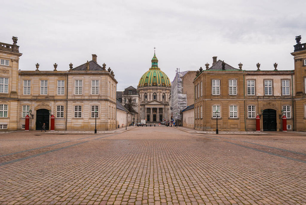 Fredericks Church en Amalienborg Palace, de residentie van de Deense koninklijke familie, in het centrum van Kopenhagen, Denemarken - Foto, afbeelding