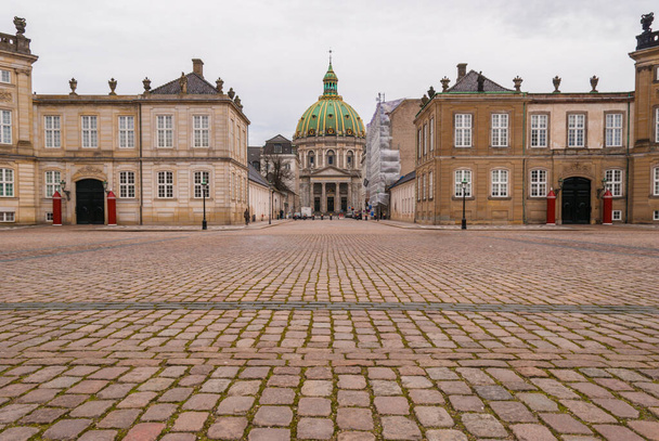 Kościół Fryderyka i Pałac Amalienborg, rezydencja duńskiej rodziny królewskiej, w centrum Kopenhagi, Dania - Zdjęcie, obraz