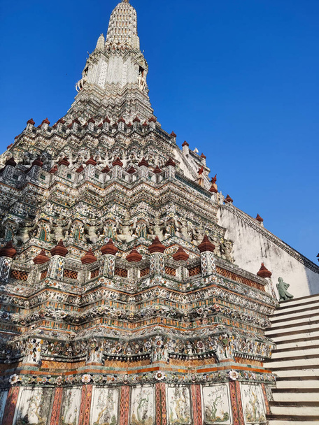 Wat Arun or Temple of Dawn is a Buddhist temple in Bangkok. Wat Arun is among the best known of Thailand landmark - Foto, Bild