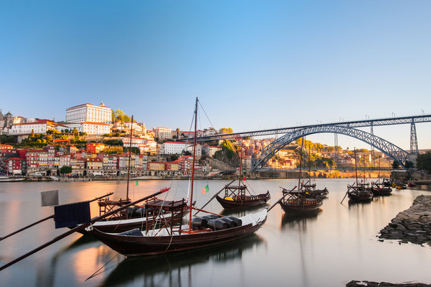 Hagyományos hajók a Douro-folyón. Porto, Portugália - Fotó, kép