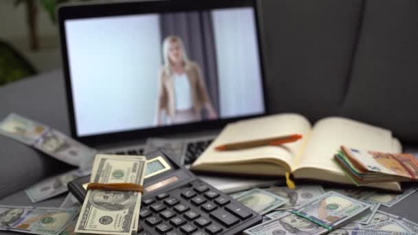 dollars en laptop met online chat. - Video