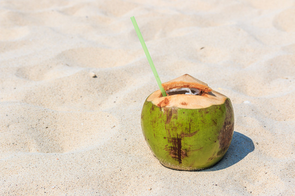 kokosnoot water drinken - Foto, afbeelding