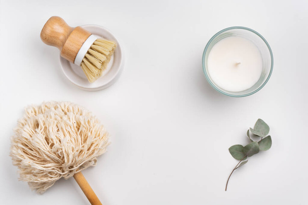 concept de style de vie durable pose plate avec brosse en bambou, brosse à épousseter et bougie sur fond blanc - Photo, image