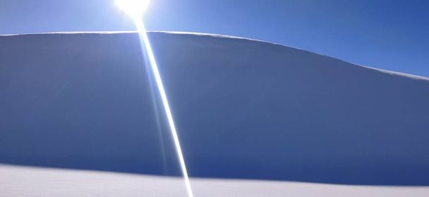 Haut de ski de randonnée ciel bleu Norvège. Photo de haute qualité - Photo, image
