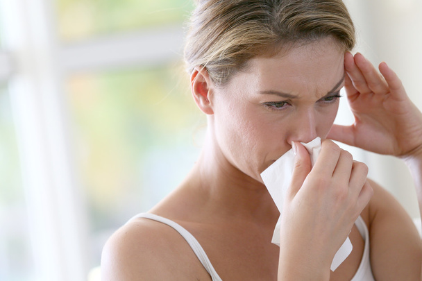 Жінка з алергією дме ніс
 - Фото, зображення
