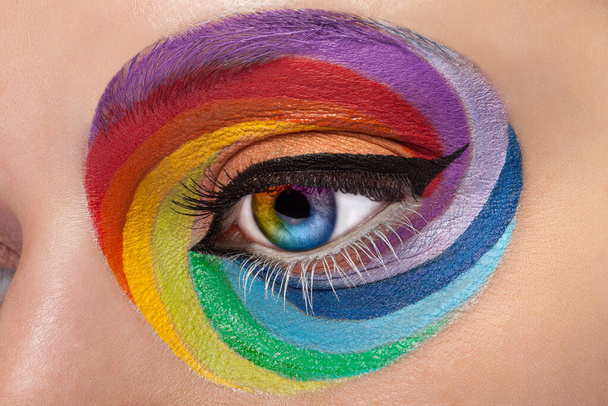Close up olho com arco-íris artístico compõem. Cores e colorido. Alegria. Artística e moda compõem. Inventa o vício. Cosméticos. No palco compõem
 - Foto, Imagem