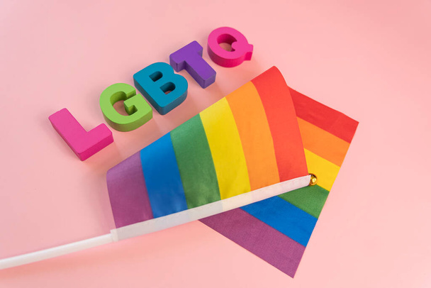 De inscriptie lgbtq op een roze achtergrond. Ondersteuning Lesbische, Homo-, Biseksuele, Transgender en Queer gemeenschap en Pride maand concept - Foto, afbeelding