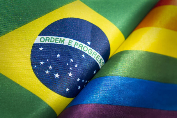 Brazília lobogója és az LMBT közösség zászlaja. A szexuális kisebbségek jogainak problémája az országban. Az emberi jogok védelme és megsértése. nem hagyományos kapcsolatok és politikai koncepció. - Fotó, kép