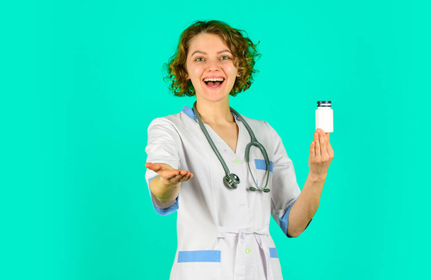 Female doctor gives jar of pills to patient. Confident doctor holding a pill bottle. useful medication. Doctor is offering to drug tablet. introducing the properties of the painkiller. - Foto, Bild