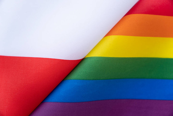 Polonia bandiera e bandiera della comunità LGBT. Il problema dei diritti delle minoranze sessuali nel paese. Tutela e violazione dei diritti umani. relazioni non tradizionali e concetto di politica. - Foto, immagini