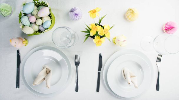 Tavolo pasquale con uova e fiori colorati. - Foto, immagini