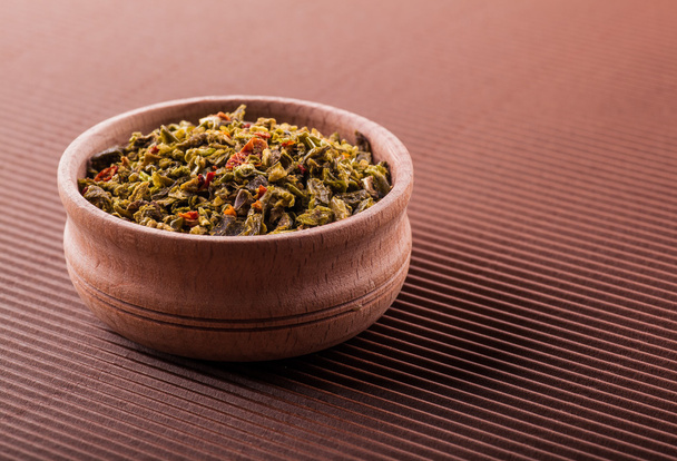 Green pepper in a wooden bowl - Foto, afbeelding