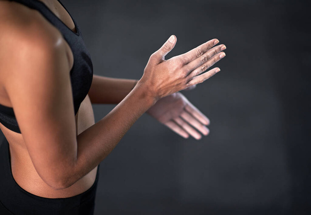 Готов к любым испытаниям. спортсменка, покрывающая руки спортивным мелом - Фото, изображение