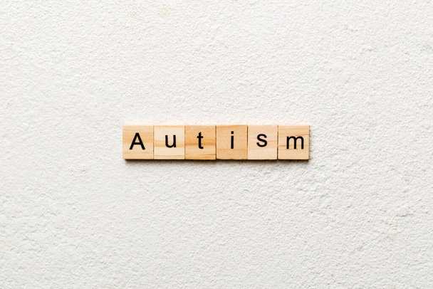 palavra autismo escrito em bloco de madeira. autismo texto na tabela, conceito. - Foto, Imagem