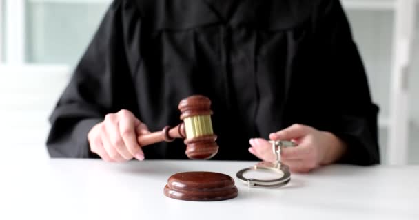 Soudce s kladivem a želízky v rukou, detailní záběr. Pojem odsouzení, uvěznění - Záběry, video
