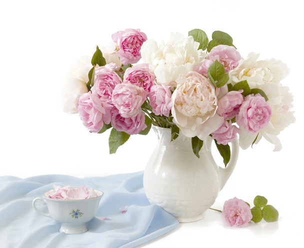牡丹と茶白で隔離の花瓶のバラの豊富な束 - 写真・画像