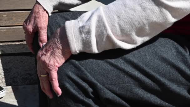 Jak překonat bolest kolena: Cesta seniorů k lepší mobilitě a pohodlí - Záběry, video