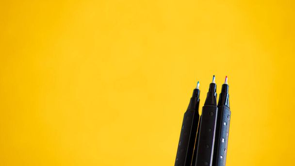 Close-up van potloden op gele achtergrond met kopieerruimte - Foto, afbeelding
