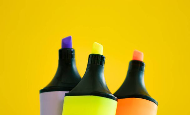 Sarı arkaplanda kopyalama alanı olan renkli fosforlu kalemler. - Fotoğraf, Görsel