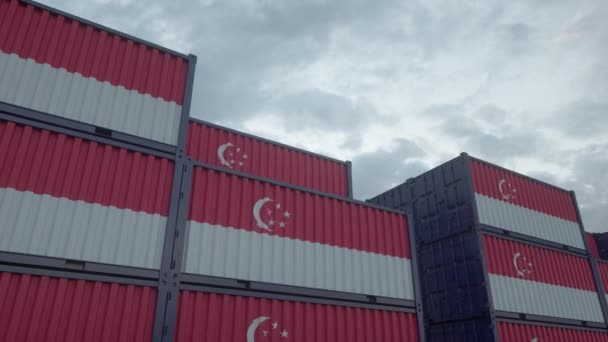 Kontejnery Singapurské vlajky jsou umístěny v kontejnerovém terminálu. Singapurský koncept exportu nebo importu. - Záběry, video