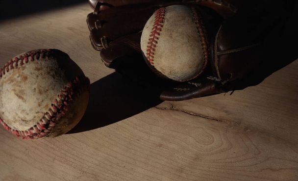 Stare piłeczki baseballowe zbliżenie z miejsca na tle dla sportu. - Zdjęcie, obraz