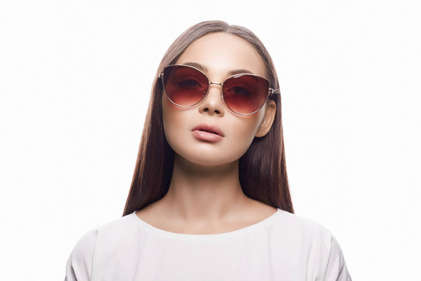 Güneş gözlüklü güzel bir kadının moda portresi. Gözlüklü güzel kız - Fotoğraf, Görsel