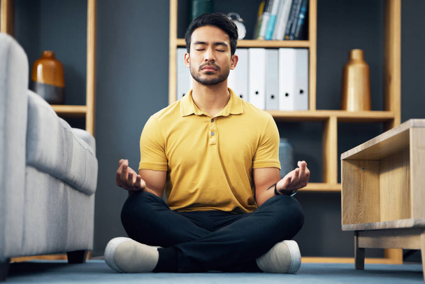 Medytacja, zen i relaks, człowiek na podłodze w salonie z spokojnym oddychaniem i czas na zdrowie umysłu. Pokój, równowaga i Hindus w salonie medytować z koncentracją i uważnością - Zdjęcie, obraz