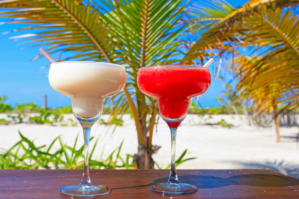 Zwei Cocktails im Tropenurlaub - Foto, Bild