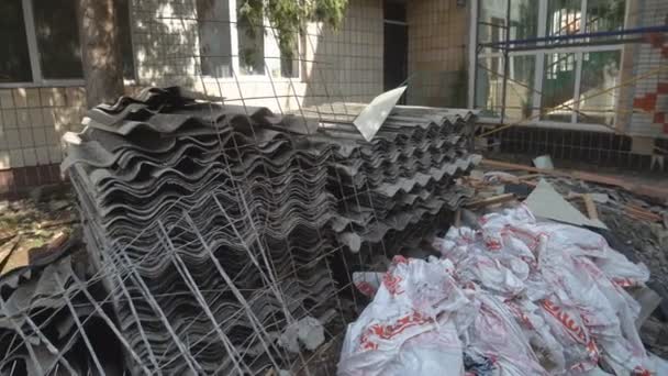 Свалка отходов бытового строительства после капитального ремонта здания - Кадры, видео