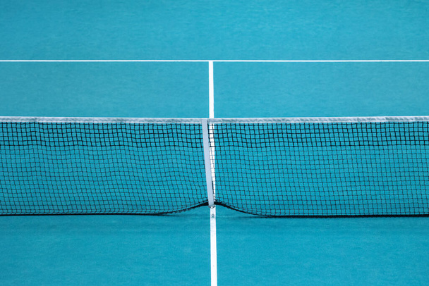 Μέντα χρώμα κουπί δίχτυ τένις και γήπεδο χαλί. Αντίληψη διαγωνισμού τένις. Οριζόντια αφίσα θέμα αθλητισμού, ευχετήριες κάρτες, κεφαλίδες, ιστοσελίδα και ap - Φωτογραφία, εικόνα