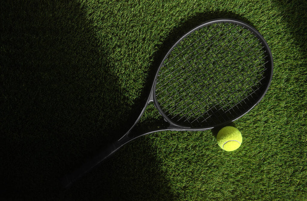 Bovenaanzicht van tennisrackets en bal van groen gras. Horizontale sportposter, wenskaarten, headers, website - Foto, afbeelding